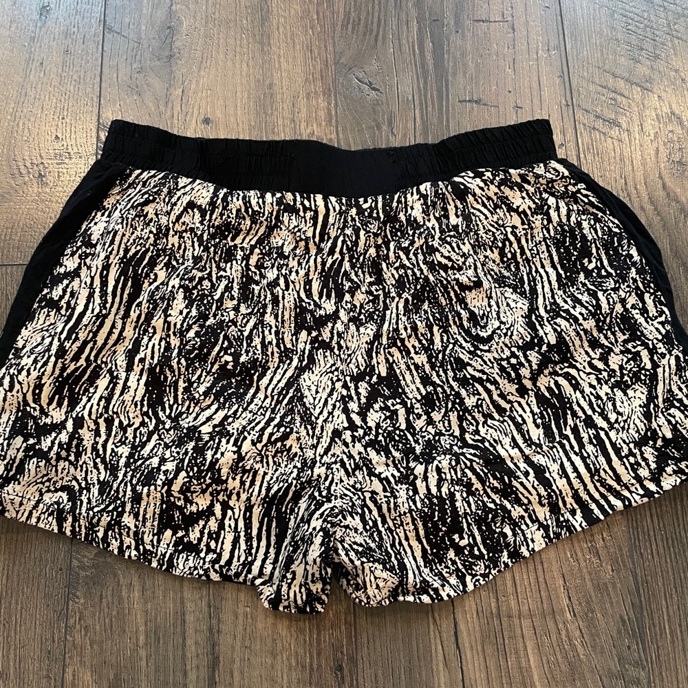 “Buttons” shorts - Picture 2 of 4